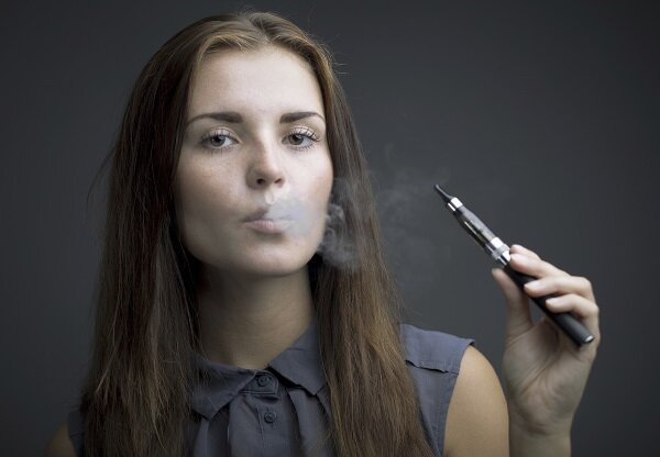 Britische Mediziner: E-Zigarette verringert Gesundheitsschäden durchs Rauchen