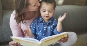 Eine Mutter liest ihrer kleinen Tochter ein Buch vor