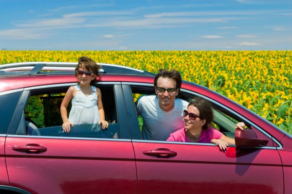 Eine Familie macht den Sommerurlaub mit dem Auto