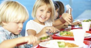 Kinder essen Mittag in der Schulkantine