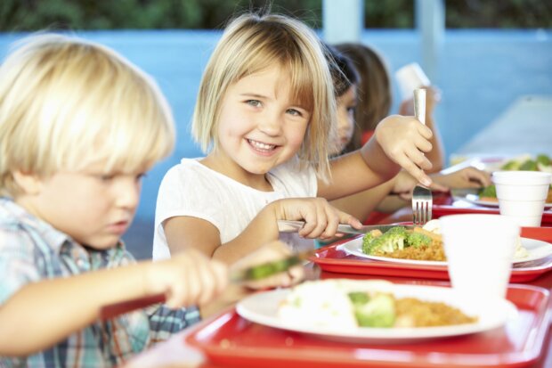 Kinder essen Mittag in der Schulkantine