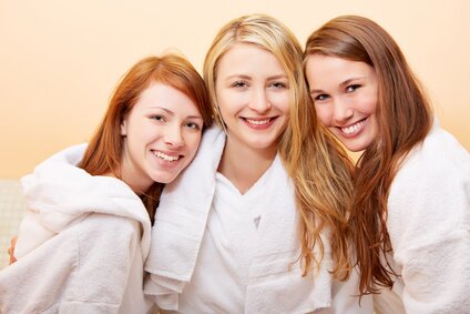 Drei lachende Frauen mit nassen Haaren