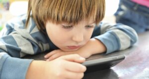 Internetsucht bei Kindern: Wann Smartphone und PC zur Gefahr werden