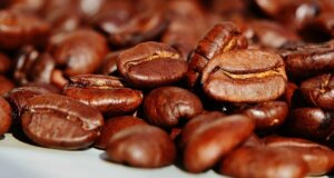 Gegen müde Augen und Cellulite: Wunderwaffe Kaffee