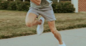 Die richtige Sportart zu finden ist nicht so leicht. Hier rennt eine Person. Das Bild ist von adam-davis-zc0lwNB6EYE-unsplash