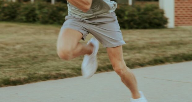 Die richtige Sportart zu finden ist nicht so leicht. Hier rennt eine Person. Das Bild ist von adam-davis-zc0lwNB6EYE-unsplash