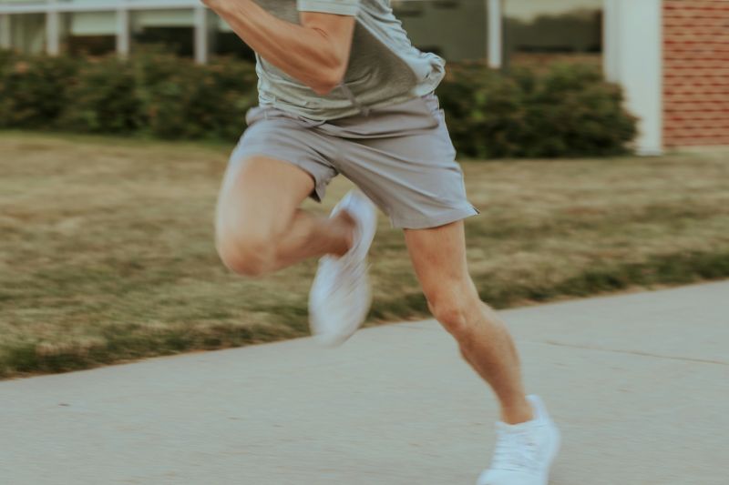 Anti-Schweinehund: Die richtige Sportart finden Die richtige Sportart zu finden ist nicht so leicht. Hier rennt eine Person. Das Bild ist von adam-davis-zc0lwNB6EYE-unsplash
