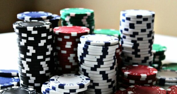 Gestapelte Jetons vom Glücksspiel amanda-jones-fDtePwt9DdA-unsplash_1