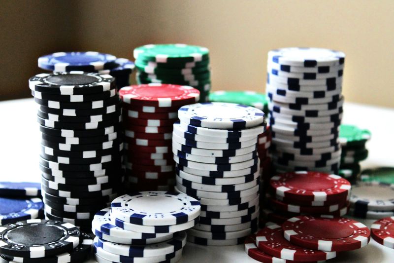 Glücksspielstaatsvertrag: Welche Details stehen auf dem Prüfstand? Gestapelte Jetons vom Glücksspiel amanda-jones-fDtePwt9DdA-unsplash_1