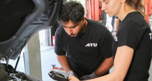 ATU Pressebild aus dem Pressebereich Zwei Mechatroniker:innen bei der Arbeit