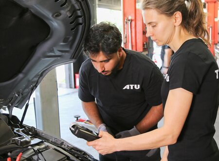ATU Pressebild aus dem Pressebereich Zwei Mechatroniker:innen bei der Arbeit