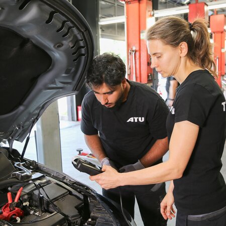ATU Pressebild aus dem Pressebereich Zwei Mechatroniker:innen bei der Arbeit