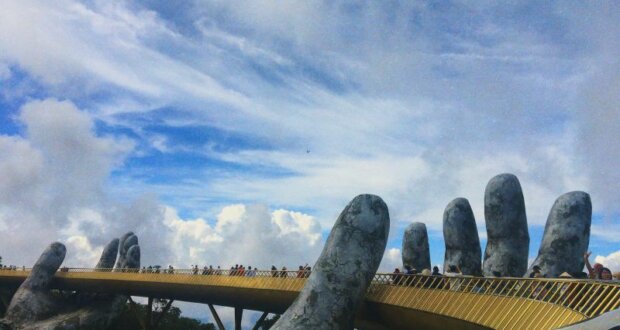 Goldene Brücke in Da Nang Foto von bui-ngoc-0MKumUvzVF8-unsplash_resized