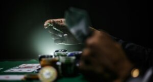 Person sortiert Spieljetons keenan-constance-VTLcvV6UVaI-unsplash_1