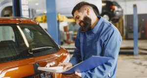 Automechniker mit Ordner an einem Auto pexels-gustavo-fring-6870324