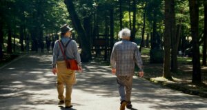 Mit zunehmendem Alter sinkt die Knochengesundheit. Spaziergänge und leichter Sport können helfen. Zwei ältere Manner gehen spazieren. Bild: unsplash_beth-macdonald-yh_ScmcPQeI