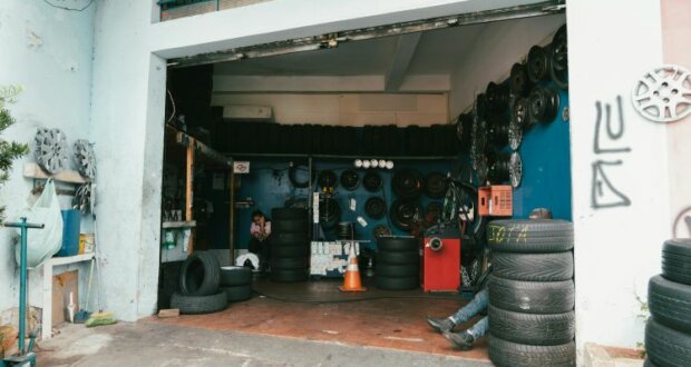 Garagembelüftung funktioniert nicht nur über die geöffnete Tür. Auch Lüftungsanlagen können sinnvoll sein. Das Bild ist von vinicius-amnx-amano-3G6saULdrhg-unsplash