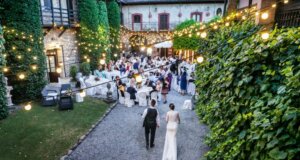 Eine Hochzeit in einer Hofstelle oder einem anderen Ort als der Eventlocation kann individueller gestaltet werden.