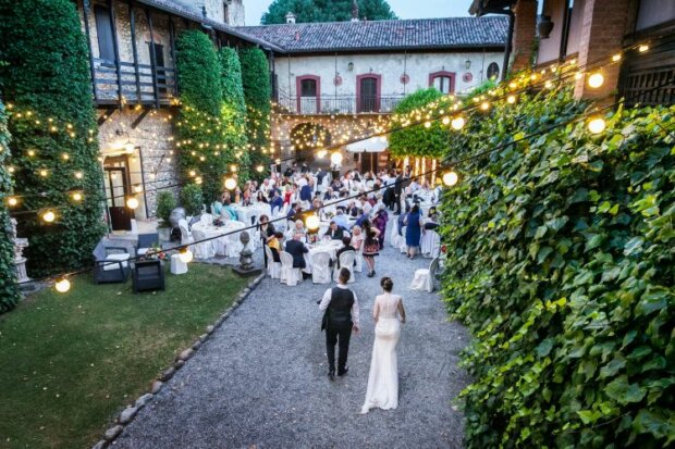 Eine Hochzeit in einer Hofstelle oder einem anderen Ort als der Eventlocation kann individueller gestaltet werden.