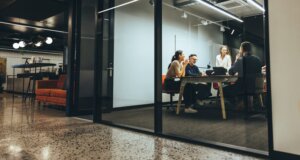 Jung und alt zusammen im Büro. Das hat viele Vorteile. Bild iStock-1365567295-jacoblund