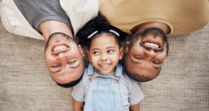 Zwei Männer mit einem Mädchen: Patchwork kann funktionieren, Mt vernünftigen und fairen Absprachen. iStock-1661140472-Jacob Wackerhausen