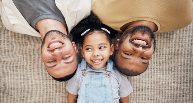 Zwei Männer mit einem Mädchen: Patchwork kann funktionieren, Mt vernünftigen und fairen Absprachen. iStock-1661140472-Jacob Wackerhausen