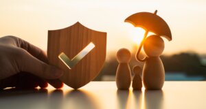 Versicherungen sollten regelmäßig überprüft werden. Braucht man sie noch oder deckt ggf., eine andere diese Leistung schon ab. Zu sehen: eine Familie mit einem schützenden Schirm und einem Haken. Bild: iStock-2211541932-sommart