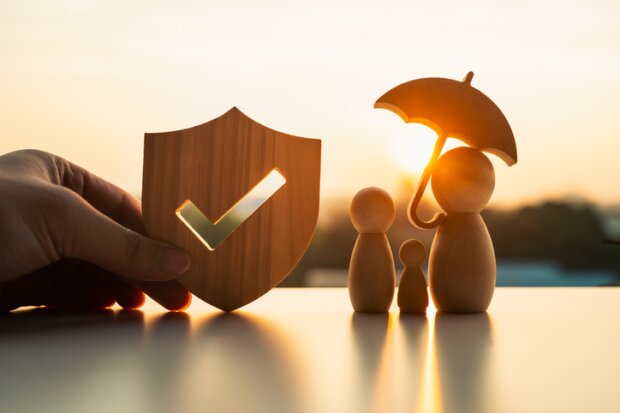 Versicherungen sollten regelmäßig überprüft werden. Braucht man sie noch oder deckt ggf., eine andere diese Leistung schon ab. Zu sehen: eine Familie mit einem schützenden Schirm und einem Haken. Bild: iStock-2211541932-sommart