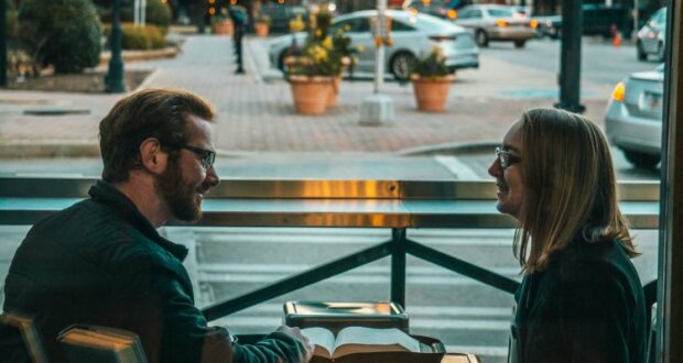 Wenn Paare im Schichtdient arbeiten, sind kleine Ritaule wichtig, damit die Liebe bleibt. Bild: leslie-jones-OrGsX7eXsqE-unsplash