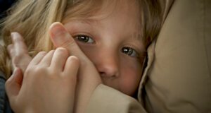 Kinder nehmen Krisen und Kriege und weitere Nachrichten anders wahr. Darüber sprechen ist sehr wichtig. Bild: mario-beducci-ZKMV0altCww-unsplash