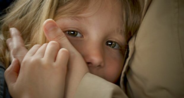 Kinder nehmen Krisen und Kriege und weitere Nachrichten anders wahr. Darüber sprechen ist sehr wichtig. Bild: mario-beducci-ZKMV0altCww-unsplash