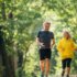 Zwei Menschen über 50 beim Joggen in schöner grüner Umgebung. Gesundheitsvorsorge ab 50 ist wichtig. Bild: iStock-2180466138-standret