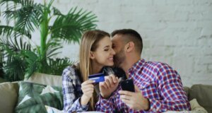 Geld ist in Beziehungen ein wichtiges Thema. Spricht das Paar nicht offen über wünsche und Vorstellungen, kann es schnell Unzufriedfnheit oder Streit geben. Bild: vitaly-gariev-AREV1al2IeY-unsplash