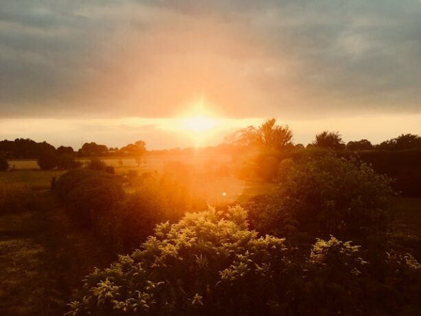Sonnenuntergang: Den kann man auch gut als Mikroabenteuer an Feierabend erleben. Kurz raus, Kopf aus, Genuss an.