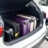Kofferraum mit Koffern. Das Auto für den Urlaub zu packen, ist keine Wissenschaft. Bild: Foto von unsplash, Swansway, Motor Group