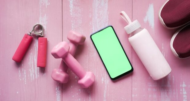 Handtrainer, Hanteln, Smartphone, Trinkflasche und Turnschuhe. Ein neues Hobby finden ist leicht und doch schwer. Tipps zum Dranbleiben.