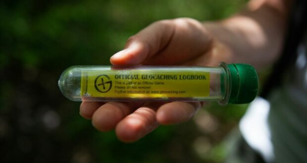 Geo-Caching ist für viele Altersgruppen gut geeignet und macht Spaß. Man sucht zusammen die sog. Caches, kleine "Schätze". unsplash-martin-lostak-xxk5li0MRB4