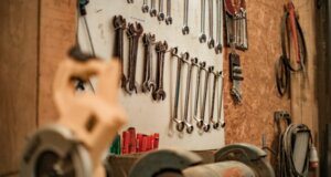 Die Kfz-Werkstatt richtig planen ist wichtig. Alles sollte seinen Platz haben. Bild: unsplash-nina-mercado-e9YFrEBWit8