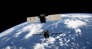 Satellit, der um die Erde kreist. Sie sind die Lösung für Internetim ländlichen Raum.