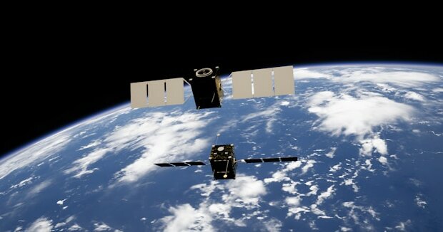 Satellit, der um die Erde kreist. Sie sind die Lösung für Internetim ländlichen Raum.