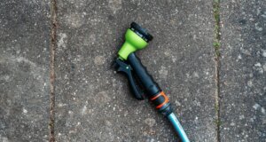 Damit dem Grillabend nichts im Weg steht, jetzt die Terrasse reinigen. Mit unterschiedlichen Materialien muss man unterschiedlich vorsichtig umgehen.