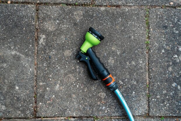 Damit dem Grillabend nichts im Weg steht, jetzt die Terrasse reinigen. Mit unterschiedlichen Materialien muss man unterschiedlich vorsichtig umgehen.