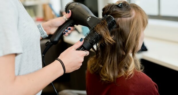 Der Bob ist ein praktischer und zugleich schöner Haarschnitt. Er ermöglicht viele Tragemöglichkeiten und ist einfach zu stylen. Am besten sieht er aus, wenn er etwas un-do wirkt.