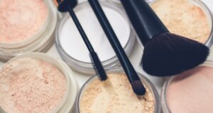 MAke-up gehört für viel zur täglichen Routine. Wie man Foundation und Concealer richtig verwendet, erklären wir.