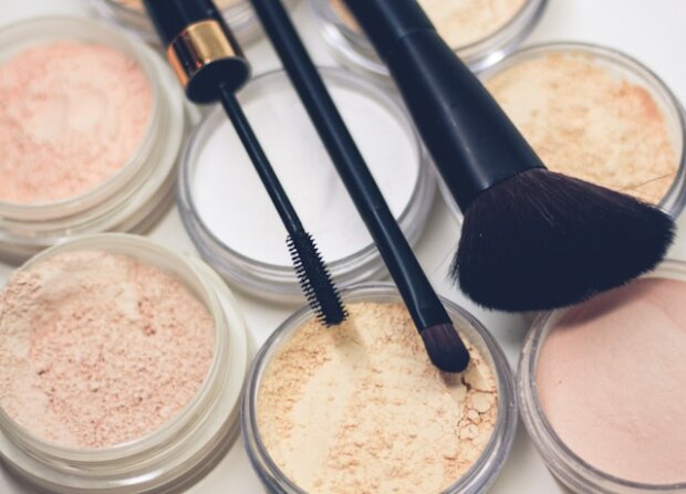 MAke-up gehört für viel zur täglichen Routine. Wie man Foundation und Concealer richtig verwendet, erklären wir.