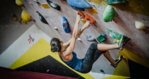 Bouldern bringt auch Anfängern schnell Spaß. Durch die geringe Fallhöhe und dicke Matten unter den Kletternden traut man sich schnell was zu.
