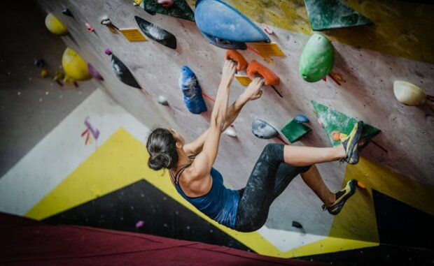 Bouldern bringt auch Anfängern schnell Spaß. Durch die geringe Fallhöhe und dicke Matten unter den Kletternden traut man sich schnell was zu.