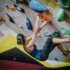 Bouldern bringt auch Anfängern schnell Spaß. Durch die geringe Fallhöhe und dicke Matten unter den Kletternden traut man sich schnell was zu.