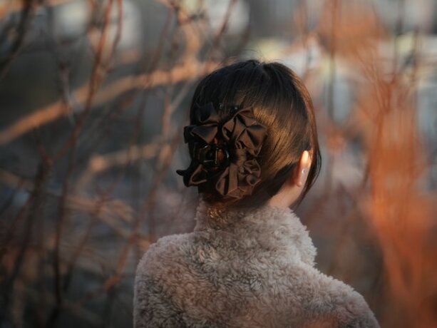 Die Haare lassen sich leicht und effektiv mit Klammern, Tüchern oder Spangen verzieren. Der Loog lässt sich immer dem Outfit anpassen, sodass ein Haarschmuck immer passt.