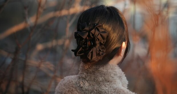 Die Haare lassen sich leicht und effektiv mit Klammern, Tüchern oder Spangen verzieren. Der Loog lässt sich immer dem Outfit anpassen, sodass ein Haarschmuck immer passt.